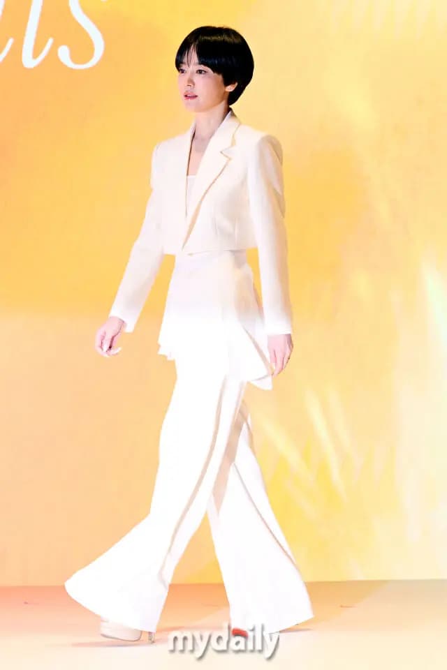 宋慧乔活动现场特写镜头,展现成熟知性的短发造型与自信微笑