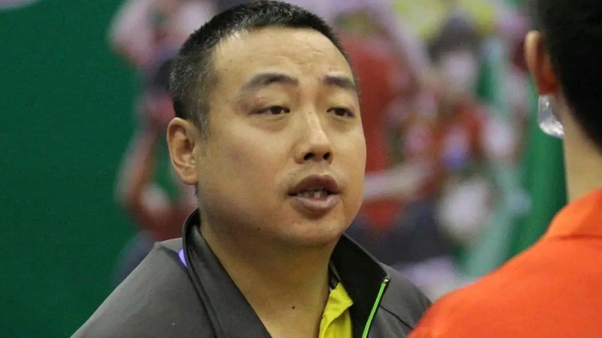 刘国梁与国乒男队教练组在赛场边研讨战术布局