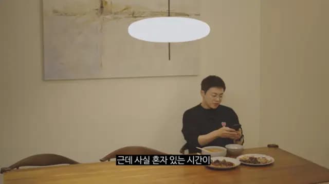 曹政奭受《黑白大厨》启发亲自下厨制作鱼香茄子,认真处理食材的样子