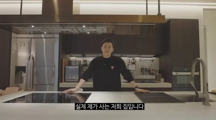 曹政奭在自家厨房录制视频,首度公开豪宅内景